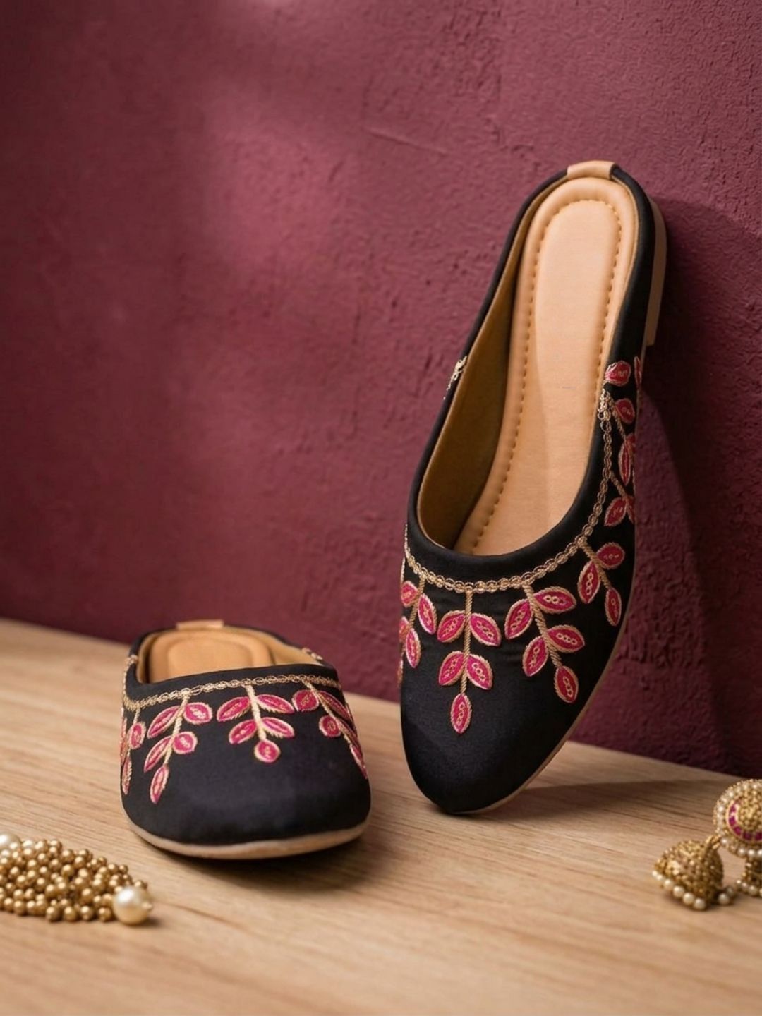 Exquisite Black Juttis: Hand-Embroidered Mojaris for Women's Ethnic Style
