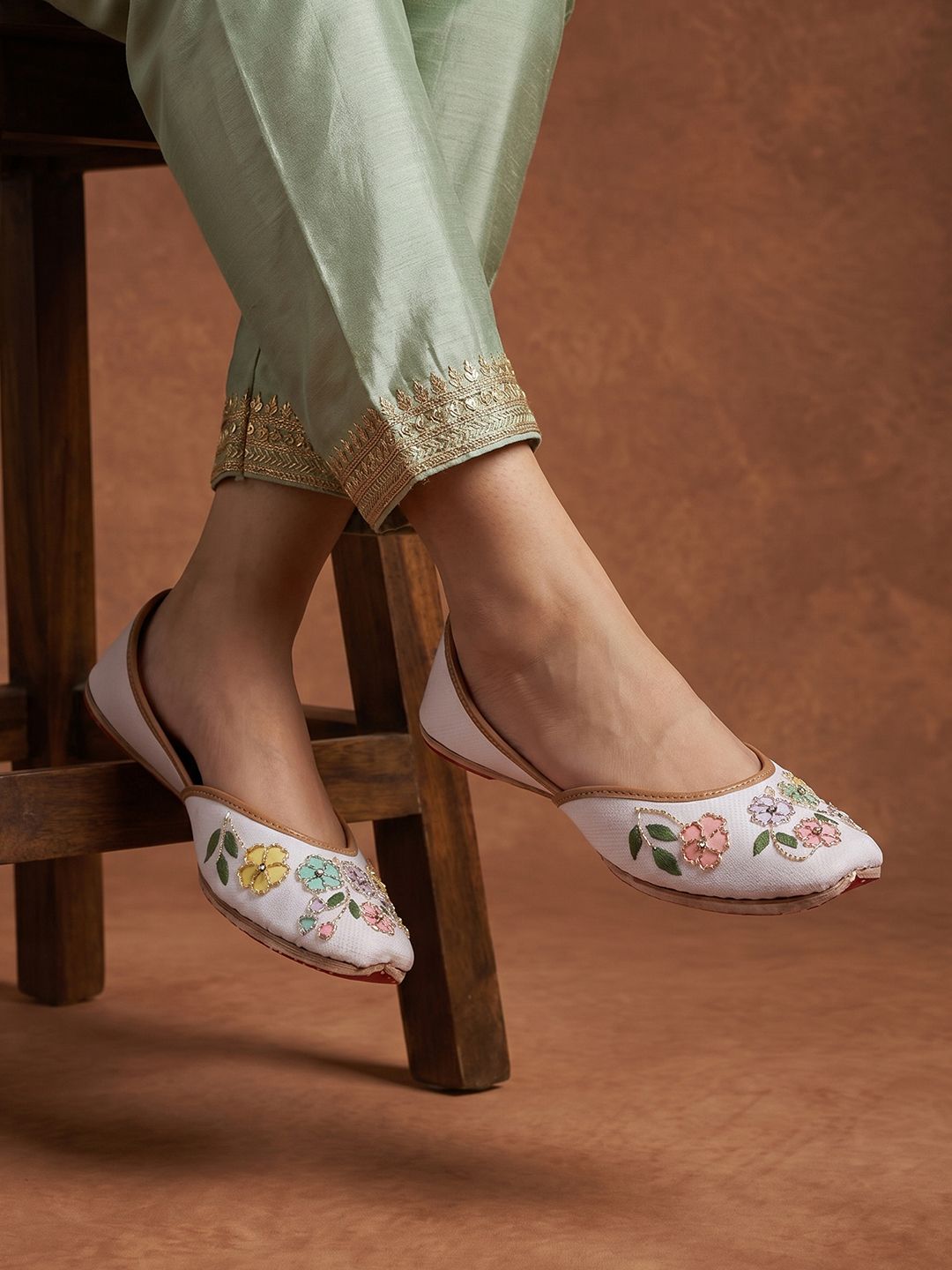 Exquisite White Floral Embroidered Kolhapuri Chappals for Women
