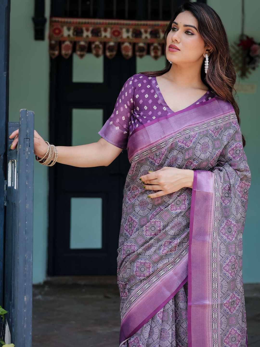 HERE&NOW Elegant Art Silk Casual Saree